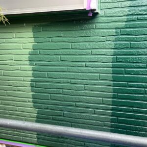 M様邸の外壁で試し塗り
