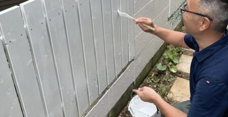 船橋市金杉でフェンスの塗装をしている三瓶