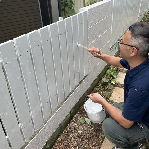 船橋市金杉でフェンスの塗装をしている三瓶